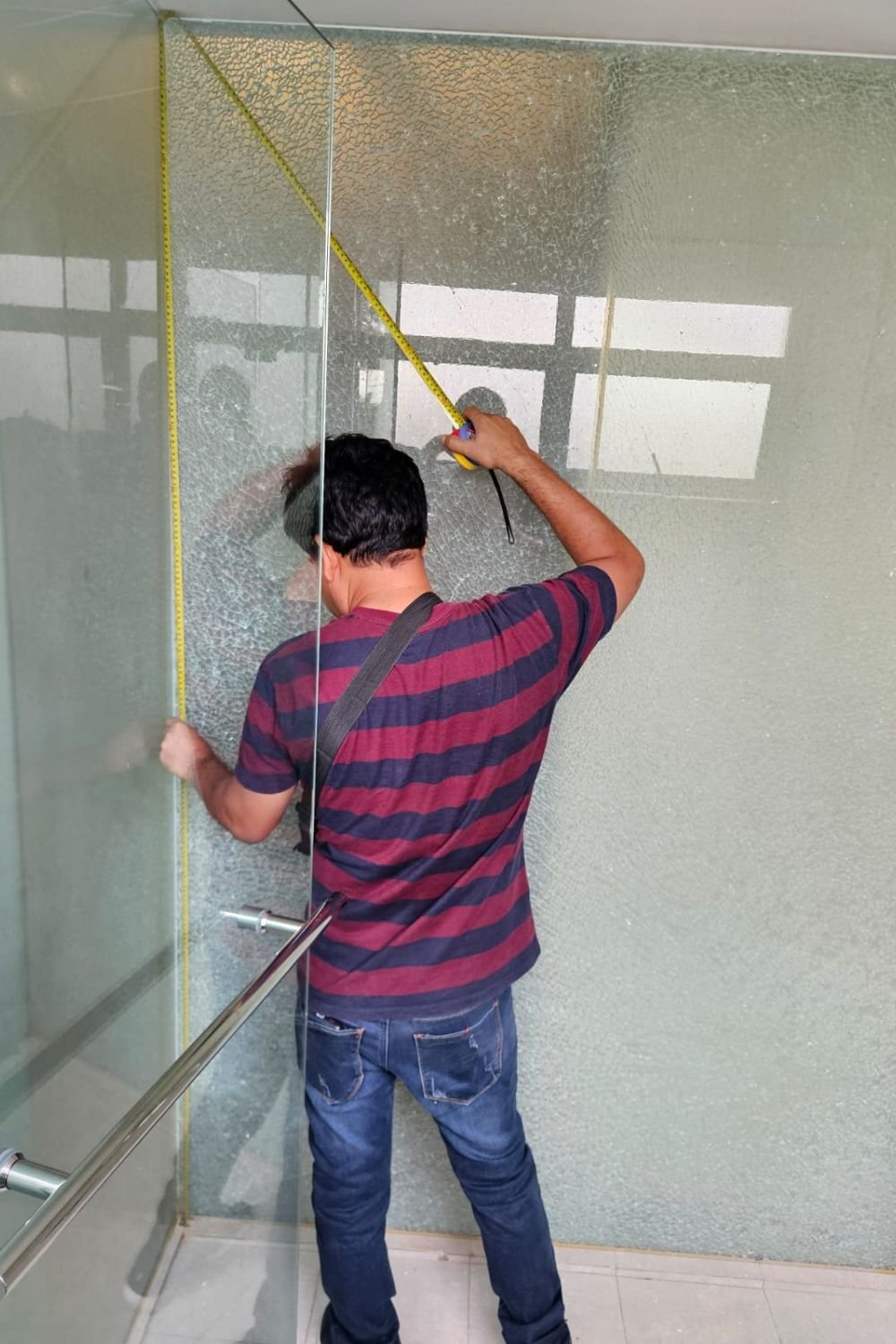 Glass mirror replacement services image