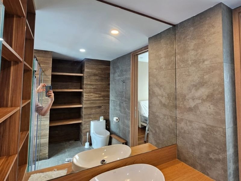 Residential image_bathroom mirror