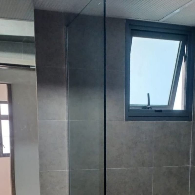 Single panel shower screen image Single panel shower screen image