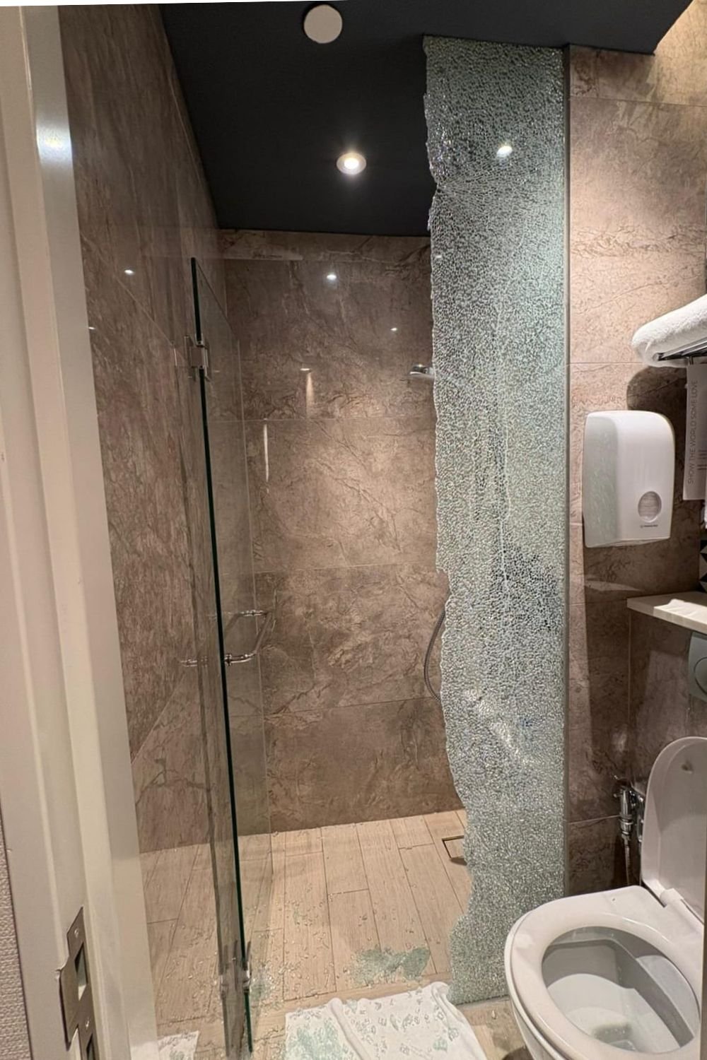 Glass mirror replacement services image