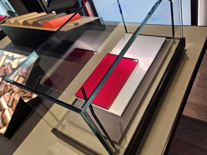 Luxury retail image_glass display
